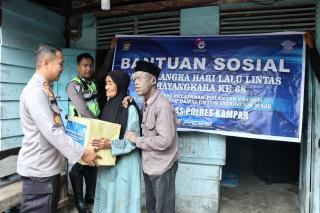 Jelang Hari Lalu Lintas Bhayangkara ke 68,Kapolres Kampar Berikan Bantuan Sosial Kepada Kaum Rentan