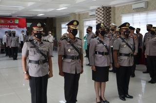 Kapolresta Pekanbaru Pimpin Upacara Serah Terima Jabatan Kabag SDM dan Kapolsek Pekanbaru Kota Polre