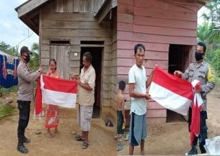 Polisi Inhu Menyusuri Belantara Antar Bendera Merah Putih Ke Suku Pedalaman