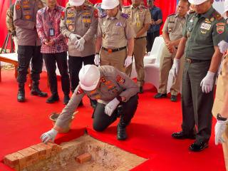 POLDA RIAU MELAKSANAKAN GROUND BREAKING PEMBANGUNAN RUMAH BERSUBSIDI 