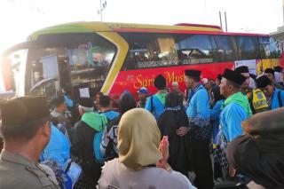 Bupati Anwar Sadat Lepas 105 Jemaah Haji Kloter 24 Tanjab Barat, Titip Doa untuk Daerah