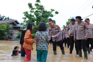 Wakapolda Riau Tinjau Langsung Lokasi Banjir di Gunung Sahilan, Salurkan Bantuan Untuk Korban Banjir