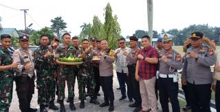 SOLIDITAS TNI POLRI KAPOLSEK TAMPAN BERIKAN KEJUTAN HUT TNI KE 78