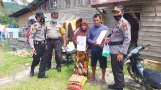 Puting Beliung Landa Desa Gema, Kapolres Kampar Utus Kapolsek Beri Bantuan Untuk Warga