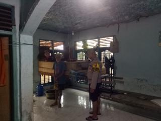 Polisi Hadir di Tengah Warga Desa Teratak Buluh yang Terdampak Luapan Sungai Kampar