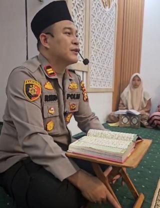HUMANIS! Polsek Tapung Hulu Gelar Mengaji Rutin Setiap Maghrib, 37 Santri Dididik Guru Tamatan Pesan