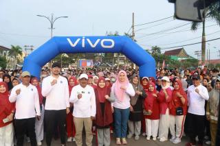 Bersama Masyarakat, Bupati dan Ketua TP PKK Kabupaten Ikuti Jalan Santai dan Senam Sehat 