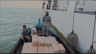 BAKAMLA RI GAGALKAN PENYELUNDUPAN 200 BALL ROKOK ILEGAL DI PERAIRAN INHIL