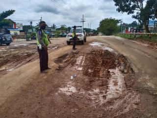 Tak Kunjung Diperbaiki,Anggota Polsek Tapung Hulu Dibantu Warga Timbun Jalan Yang Rusak Parah