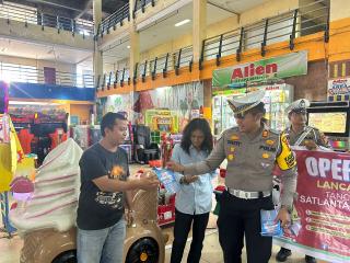 Satlantas Polres Rohul Sebarkan Brosur Operasi Zebra dan Sampaikan Pesan Damai Pilkada 2024