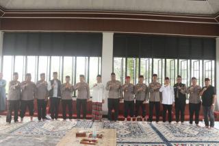 Polri & Masyarakat Bersama di Masjid: Kajian Subuh Ustadz Abdul Somad Dipenuhi Kehangatan