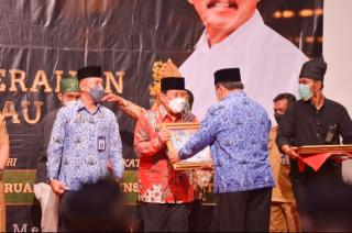 Bupati Rokan Hulu Terima Piagam Penganugerahan KI Riau