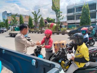 Berbagi Kepedulian Jelang Nataru, Ditlantas Polda Riau Gelar Jumat Barokah dan Edukasi Keselamatan