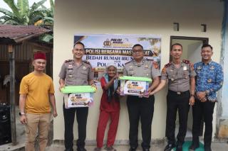 Sentuhan Hati Polisi Bersama Masyarakat, Kapolres Kampar Serahkan Rumah Layak Huni untuk Ibu Suraya 