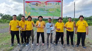 Kapolsek Bukit Kapur   Pimpin langsung Kegiatan Penanaman Jagung Bersama Personil Polsek Bukit Kapur