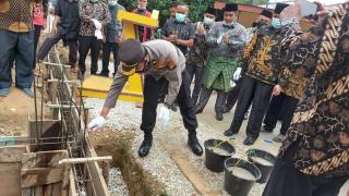 Kapolres Kampar Bantu 100 Sak Semen untuk Pembangunan Mushalla Babul Ihsan