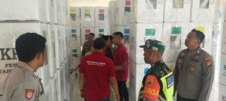 Polsek Kuantan Mudik Melaksanakan Pengamanan dan Pengawalan Pendistribusian Logistik Pemilu 2024