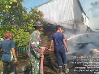 Babinsa dan Anggota Kodim 0314/Inhil Turun Tangan Padamkan Kebakaran di Sei Beringin