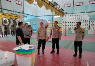 POLDA RIAU LAKUKAN PENGECEKAN GUDANG LOGISTIK KPU. DUMAI.