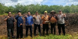WUJUD AKSI NYATA POLRI, KAPOLSEK BENGKALIS SERAHKAN BANTUAN CANGKUL DAN CAPING UNTUK PETANI JAGUNG P