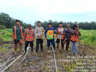 Bhabinkamtibmas Dukung Program Ketahanan Pangan, Tanam Jagung di Areal PT Bara Induk!