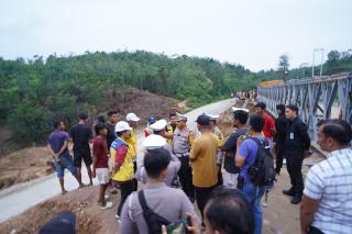 Dirlantas Polda Riau & Istansi Terkait Tinjau Langsung Jalan Lintas Riau - Sumbar Yang Longsor