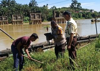 Bhabinkamtibmas Desa Merangin Tanam Pohon Bersama Warga, Jalin Silaturahmi dan Jaga Kamtibmas