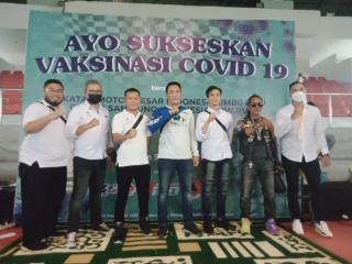 Vaksinasi Massal di Laksanakan di Gelanggang Olahraga Remaja, IMBI Bersama RSI Riau Bagikan Sembako