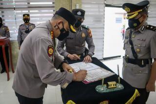 Kapolresta Pekanbaru Pimpin Upacara Serah Terima Jabatan Kabag Ops Polresta