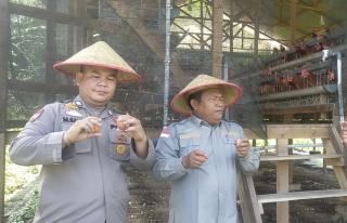 POLSEK KAMPAR KIRI HILIR GELAR PROGRAM P2B DI DESA PENGHIDUPAN BUAT KANDANG AYAM PETELUR UNTUK KETAH