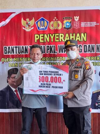 Kapolsek Rambah Iptu Syafarudin SH Monitor Pencairan Bantuan PKL dan Warung Nelayan