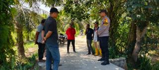 Sentuh Hati Masyarakat, Bhabinkamtibmas Polres Kampar Edukasi Bahaya Karhutla