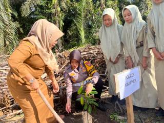 Satlantas Polres Kampar Rangkap Tugas, Sosialisasi Operasi Zebra, Panen Jagung, Hijaukan Sekolah