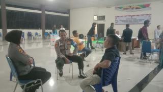 Tak Kenal Waktu, Kapolsek Bangkinang Kota Pantau Pleno Rekapitulasi Suara Hingga Malam