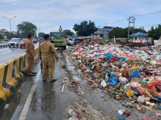 Kerahkan Alat Berat Dan 4 Unit Fuso,DLHK Kota Pekanbaru Angkut Tumpukan Sampah Di Pasar Pagi Arengka