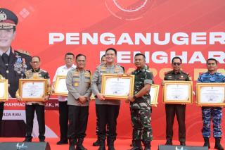 DANREM 031/WB TERIMA PENGHARGAAN DARI KAPOLDA RIAU