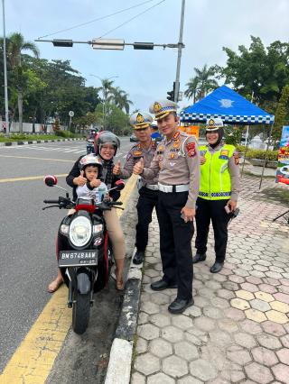 Dirlantas Polda Riau Bagikan Helm Gratis & Ajak Pengendara Jadi Pelopor Keselamatan