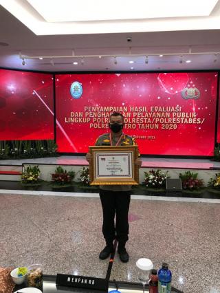 POLRESTA PEKANBARU TERIMA PENGHARGAAN DARI MENPAN-RB