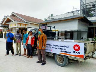 Bantu Atasi Sampah, Hamdani Turunkan Tim Angkut Sampah di Marpoyan Damai dan Bukit Raya