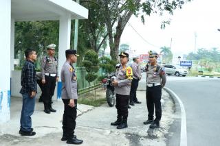 Kapolres Kampar Cek Pelaksanaan Strong Point Pagi,Sekaligus Berikan Pelayanan Kepada Masyarakat
