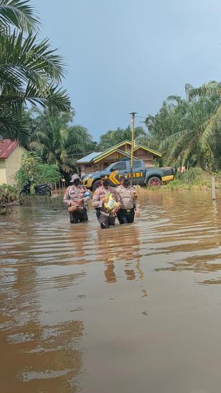 Ratusan Kepala Keluarga Di Desa Rantau Binuang Sakti Jadi Korban Banjir.