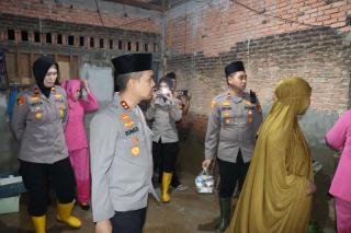 Di Tengah Duka Banjir, Polres Kampar Berbagi Kebahagiaan dengan Salurkan Makanan Sahur
