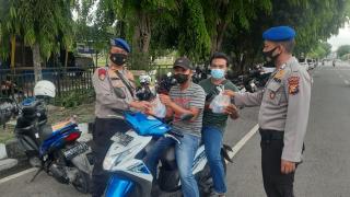 Berbagi Takjil dan Masker, Ini Himbauan Sat Polair Bengkalis Kepada Masyarakat