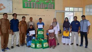 Dinas Sosial Kabupaten Kampar Salurkan Bantuan Untuk Warga Lansia di Desa Rimbo Panjang