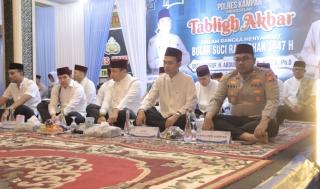 Ribuan Masyarakat Kampar Khusyuk Ikuti Tabligh Akbar Bersama Ustadz Abdul Somad di Polres Kampar!