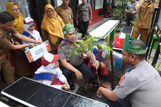 Polda Riau Tanamkan Green Policing ke Pelajar SDN 42 Pekanbaru, Edukasi Lingkungan Sejak Dini