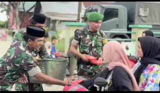 STAF INTEL, UNIT, DAN IBU PERSIT KODIM 0314/INHIL BAGIKAN TAKJIL KEPADA MASYARAKAT