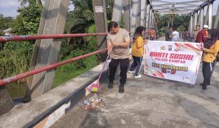 HUT BHAYANGKARA KE80 MERIAHKAN LINTAS SEKTOR GELAR GOTONG ROYONG DI JEMBATAN LIMAU MANIS