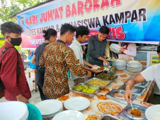 Kegiatan Jumat Barokah Polres Kampar, Sediakan Makan Siang Bagi Mahasiswa dan Masyarakat