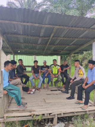 Personil Polsek Keritang Tak Henti-Hentinya Sampaikan Kamtibmas Kepada Masyarakat Pedesaan